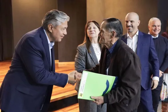 Cien familias reciben por fin las escrituras de sus viviendas tras años de espera.