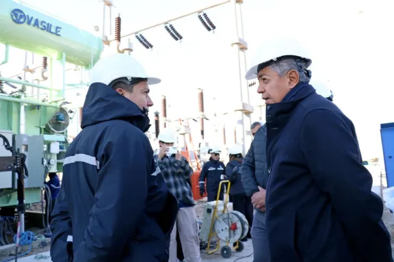 Instalan un nuevo transformador en la Estación Transformadora Zapala para mejorar el suministro eléctrico.