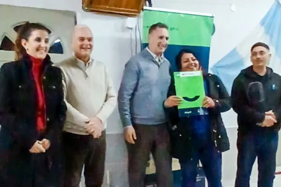 Familias de Melipal obtienen la tenencia de sus lotes para construir sus hogares.
