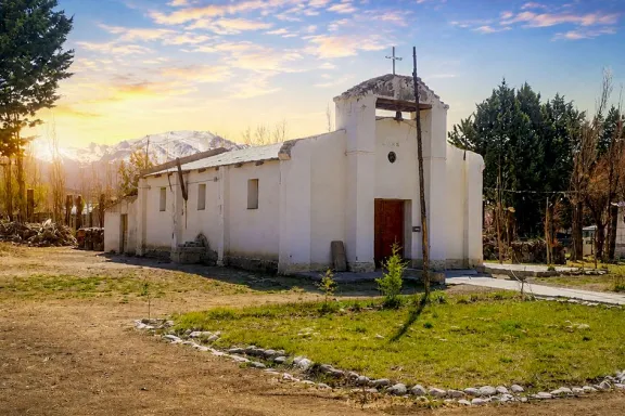 Villa Curi Leuvú: descubre la capilla San José y su historia