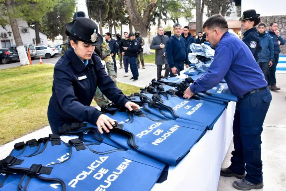 La Provincia adquirirá uniformes policiales por más de $708 millones.
