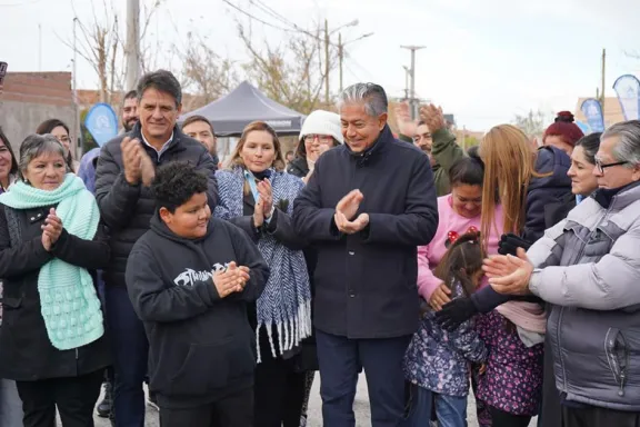 Figueroa y Gaido lanzan nuevas obras de infraestructura en el barrio La Familia.