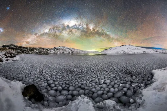 Una fotografía destaca la increíble biodiversidad y el cielo estrellado de Copahue.