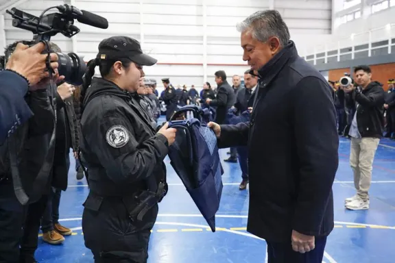 Figueroa entrega 980 chalecos antibalas y tecnología avanzada a la Policía para mejorar seguridad.