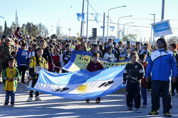 Invitan al desfile cívico-militar por el Día de la Independencia en Argentina.