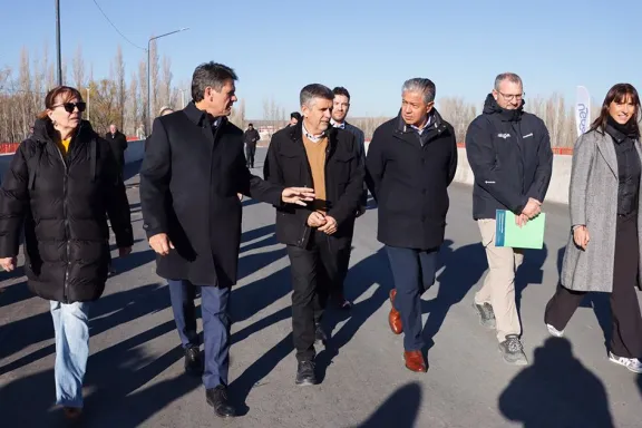 Figueroa abre el Puente Anaya en Neuquén, mejorando el acceso a la ciudad.