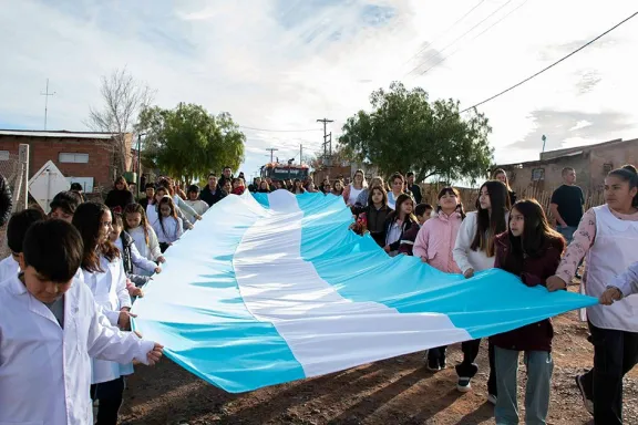 La escuela N° 144 realizó una conmovedora promesa a la bandera.