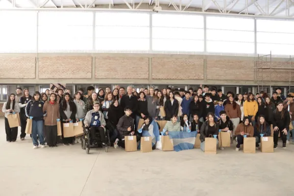 Figueroa recorrió la construcción del nuevo edificio escolar con los estudiantes de la EPET N° 26.