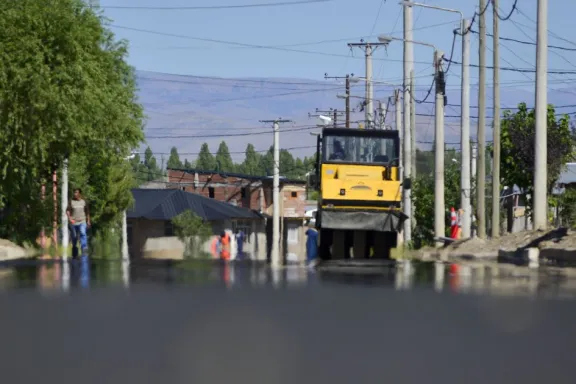 La costanera del río Agrio y calles pavimentadas mejoran la imagen de Las Lajas.