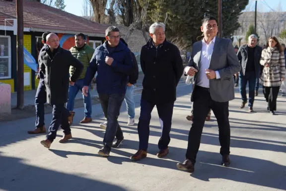 Bajada del Agrio estrena sus primeras cuadras de asfalto tras años de espera.