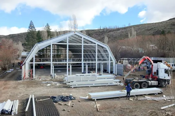 Avanzan las obras del futuro Centro Deportivo Comunitario en Villa del Nahueve.