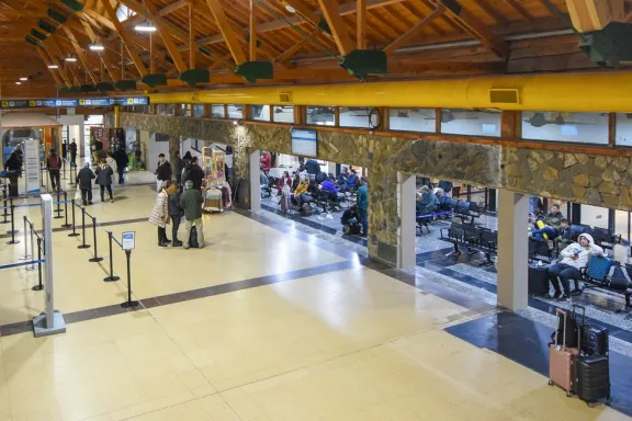 Concesionan tres locales comerciales en el Aeropuerto Chapelco: una oportunidad para emprendedores.