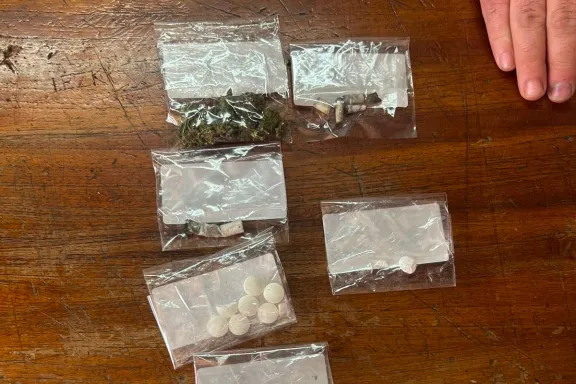 Drogas y objetos prohibidos secuestrados en la alcaldía de Plottier.