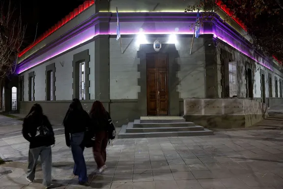 La Casa de Gobierno se ilumina para celebrar el orgullo y la diversidad.
