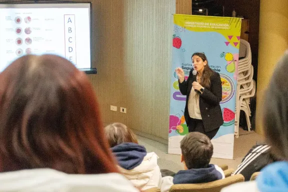 Estudiantes aprenden sobre los riesgos del vapeo y los cigarrillos electrónicos en una charla informativa.