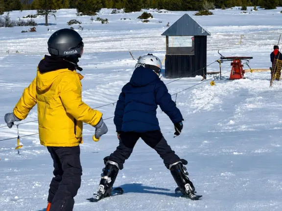 Batea Mahuida dio inicio a la temporada 2026 con excelentes condiciones de nieve en las pistas.
