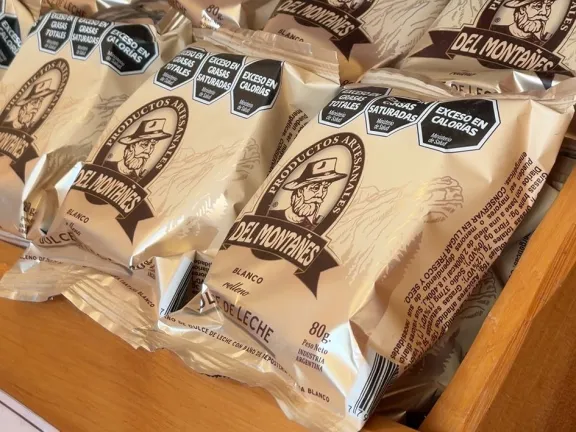 Alfajores Del Montañés en Villa Traful: de hacer tapitas a leña a obtener la escritura de sus tierras.