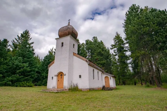 Descubrí la Capilla San Huberto: un rincón de piedra y madera en la Ruta de los Siete Lagos.