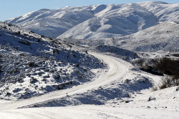Recomendaciones para transitar rutas afectadas por hielo y nieve en Argentina.