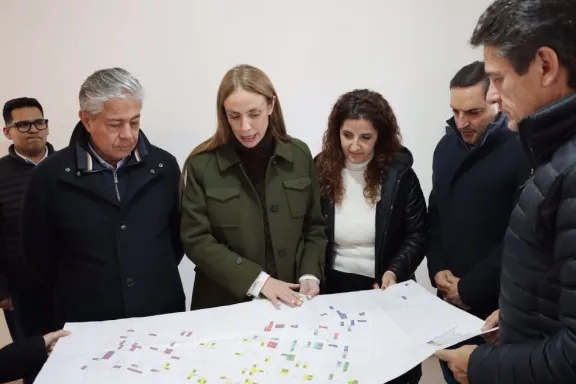 Figueroa inspeccionó 96 viviendas en Neuquén y destacó su crecimiento y progreso.