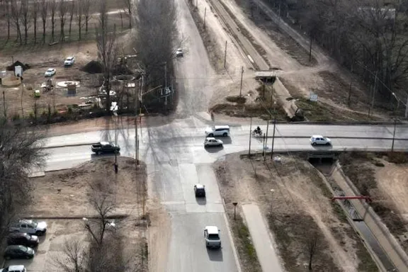 Avanza la semaforización en el cruce de Jaime de Nevares y calle Belgrano para mejorar la seguridad vial.