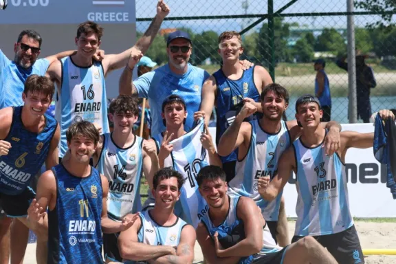 Medallistas de beach handball respaldan ley para apoyar la educación de deportistas.