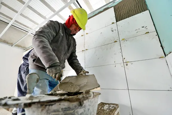 Avanza la construcción del nuevo hospital de Aluminé para mejorar la salud del futuro.