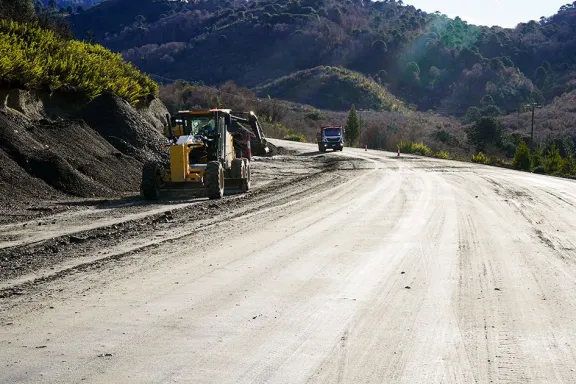 Continúa la obra de pavimentación de la Ruta Provincial 11 a pesar de la veda invernal.