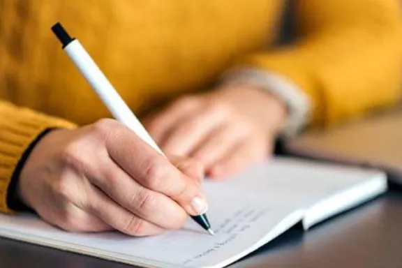Taller para mejorar la escritura en artes visuales: potencia tu creatividad.