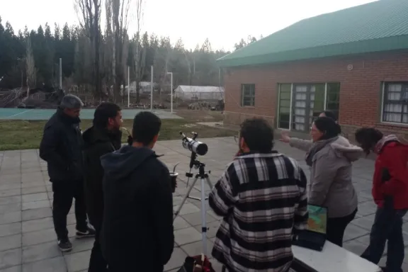 El norte neuquino explora el cielo con talleres de astronomía en plazas locales.