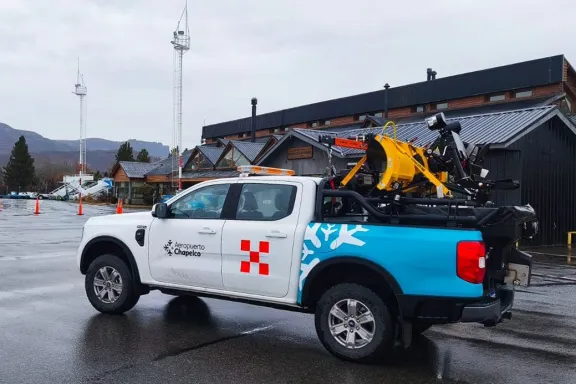 Nuevo vehículo barrenieve mejora el servicio en el aeropuerto de Chapelco.