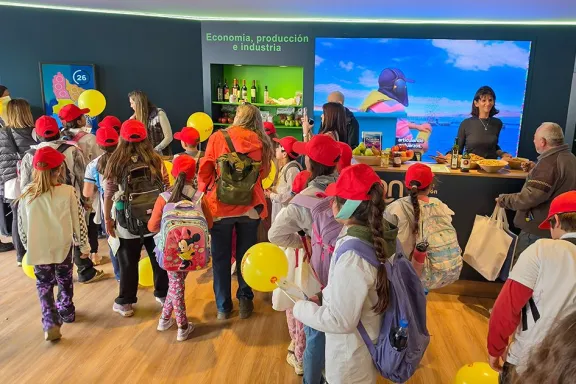 Más de 150 chicos de todo el país hicieron la Promesa Ambiental en el stand de Neuquén en la Rural.
