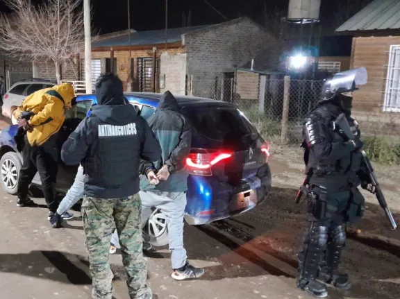 Desarticulan una banda en San Patricio del Chañar: seis detenidos y secuestro de drogas.