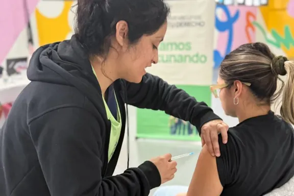 Neuquén alcanza 108 mil dosis de vacunas antigripales, especialmente para embarazadas.