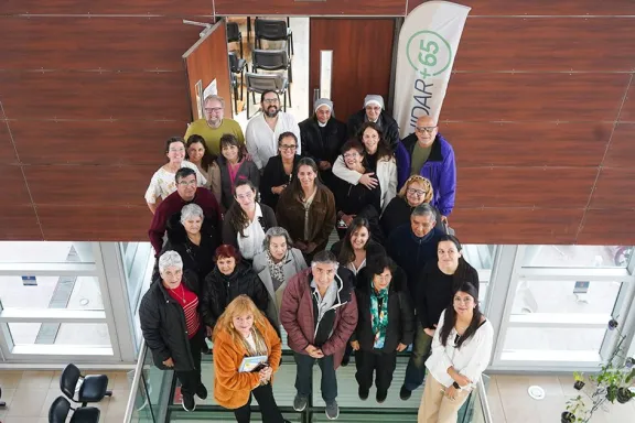 Líderes comunitarios se unen a Cuidar +65 para apoyar a adultos mayores.