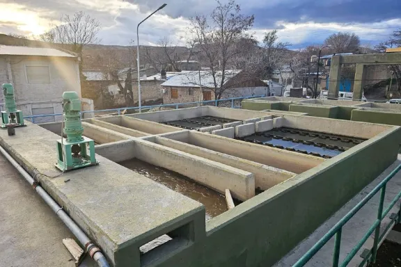 El suministro de agua potable se normaliza en Chos Malal y Andacollo.