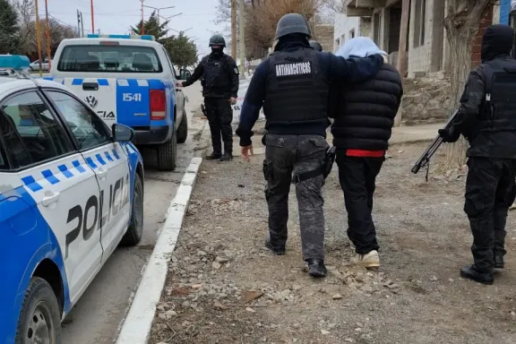 Detienen a dos personas y secuestran más de 380 dosis de cocaína en Zapala