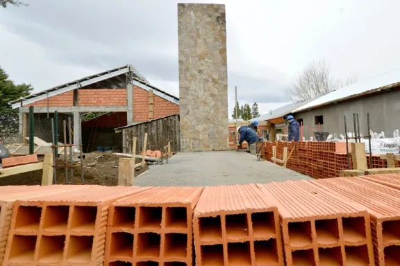 Avanza un 17% la ampliación y remodelación del Hospital de El Huecú.