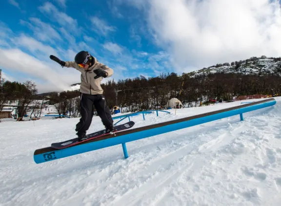 Promoción en vivo del Lago Hermoso Ski Resort para atraer al turismo joven.