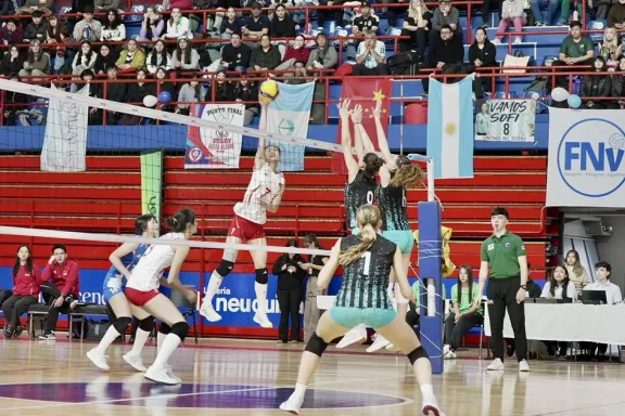Más de 10 mil personas vivieron el voley internacional en el Ruca Che.