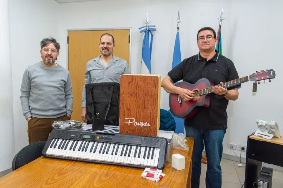 Entregan instrumentos musicales para impulsar la formación artística en jóvenes.