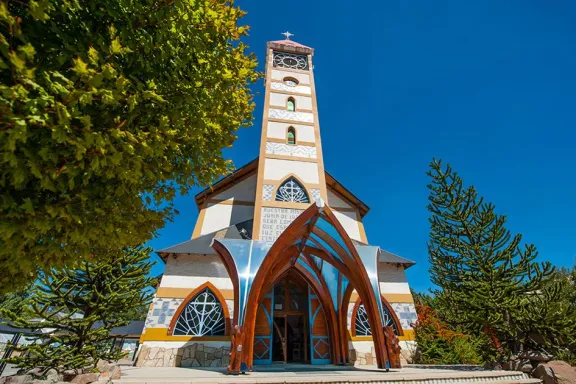 El Santuario Nuestra Señora de las Nieves: un vínculo entre la fe cristiana y la cultura mapuche.