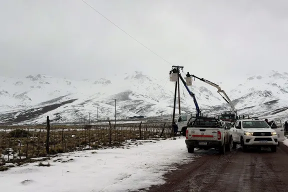 EPEN restablece el servicio eléctrico en el centro oeste de la provincia.