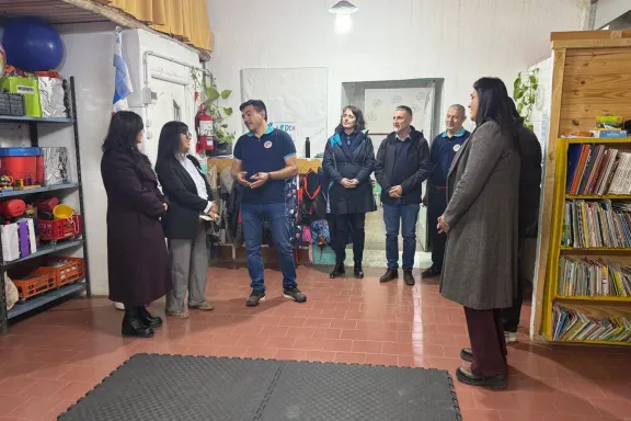 Educación y directivos escolares colaboran en la planificación de edificios educativos.