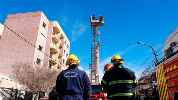 Bomberos realizan simulacro de rescate en altura en Neuquén para mejorar la seguridad urbana.