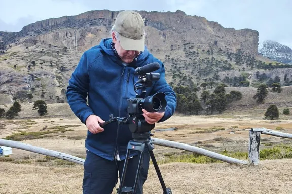 Nuevo documental explora el impacto social de las energías renovables en Argentina.
