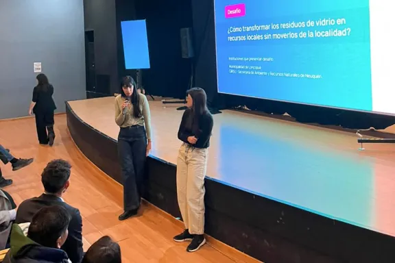 Ambiente presenta soluciones innovadoras para reciclar vidrio en un Hackatón provincial.
