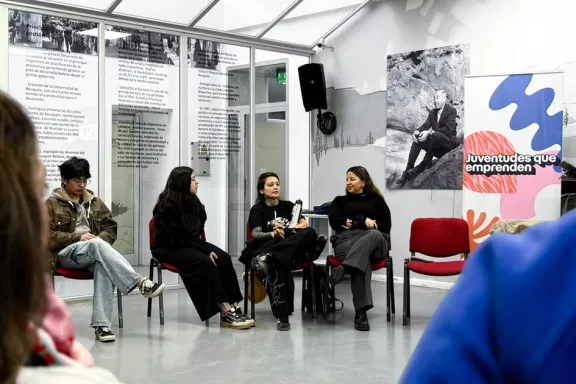 Jóvenes aprenden a utilizar inteligencia artificial para potenciar sus emprendimientos.