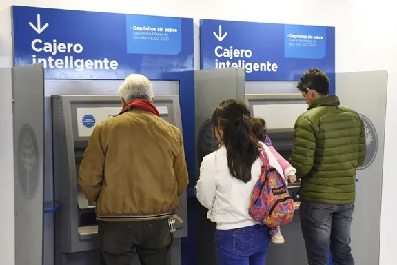 Ciberestafas: aumentan las páginas falsas tras la caída de las clonaciones de tarjetas.
