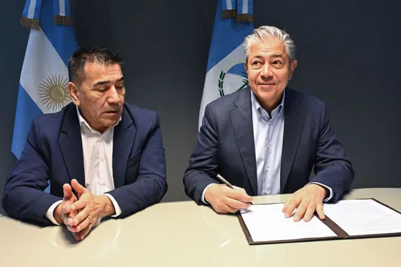 Figueroa llegó a un acuerdo con intendentes para acelerar la construcción de viviendas.